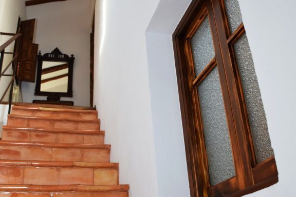 Escalera hall acceso habitaciones