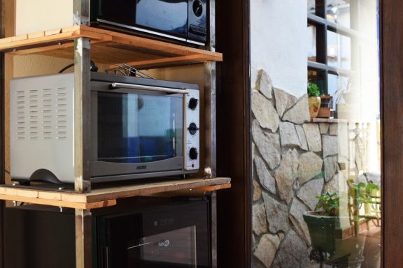 Vinoteca, horno y microondas